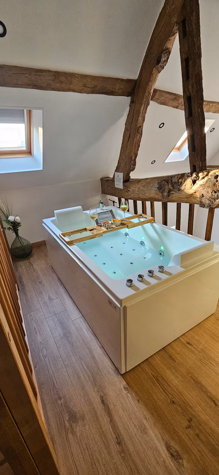 Baignoire balnéo dans la chambre - Gîte Le Pressoir Normandie